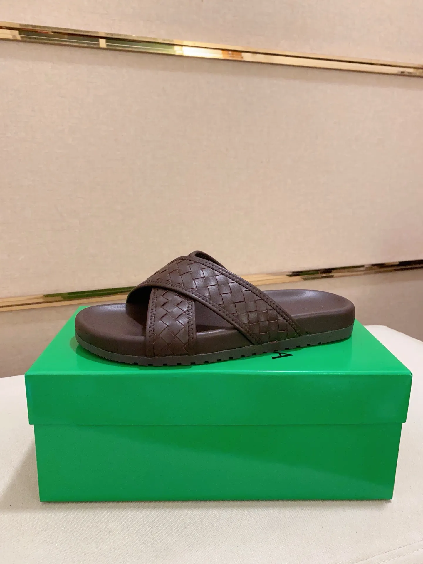 Men's shoes 💰: 320💰[BV~Bottega Veneta] Trendy new slippers are on the market. Same style as the official website. Counter quality [strong][strong][strong] Selected cow patent leather weaving. High-end atmosphere. Very cost-effective. Original wear-resistant rubber outsole. Fine workmanship. The upper layer of materials is used. The quality is visible. Shoe size 38-45.